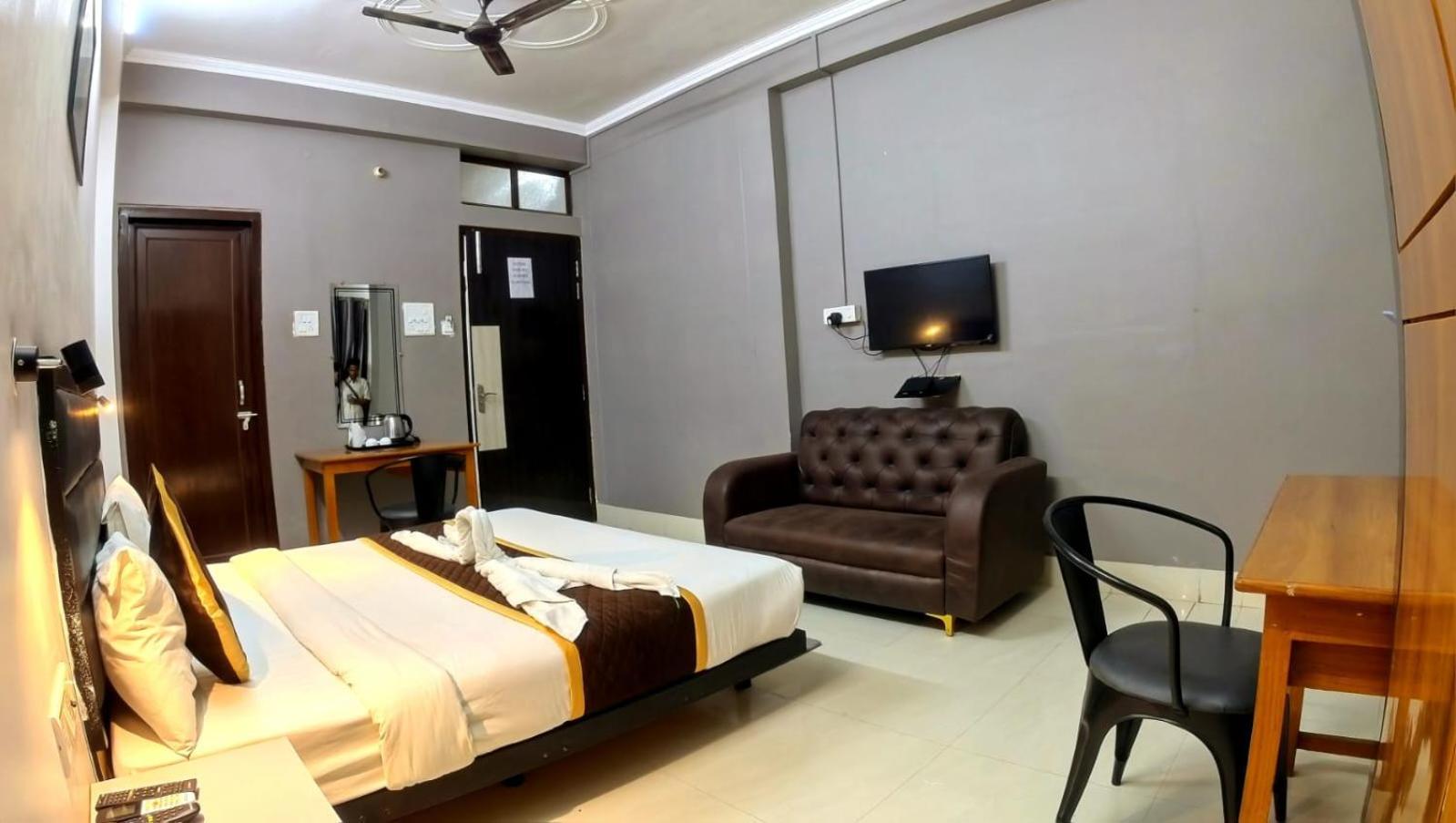 Holidayy Inn Allāhābād Junction Екстериор снимка