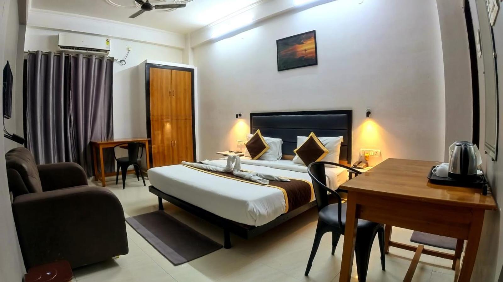 Holidayy Inn Allāhābād Junction Екстериор снимка