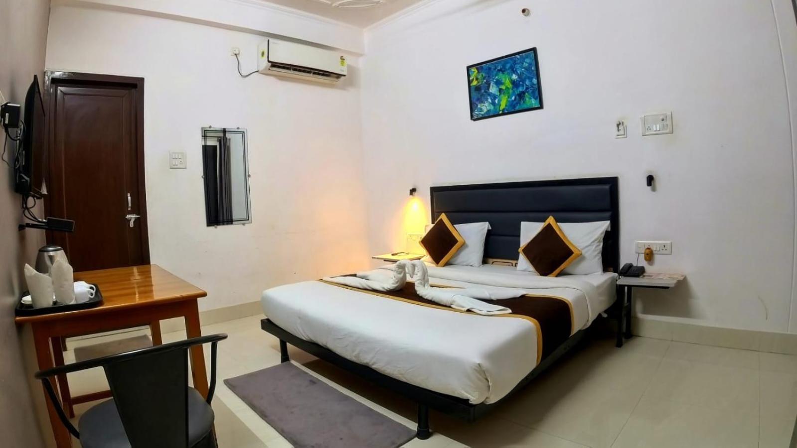 Holidayy Inn Allāhābād Junction Екстериор снимка